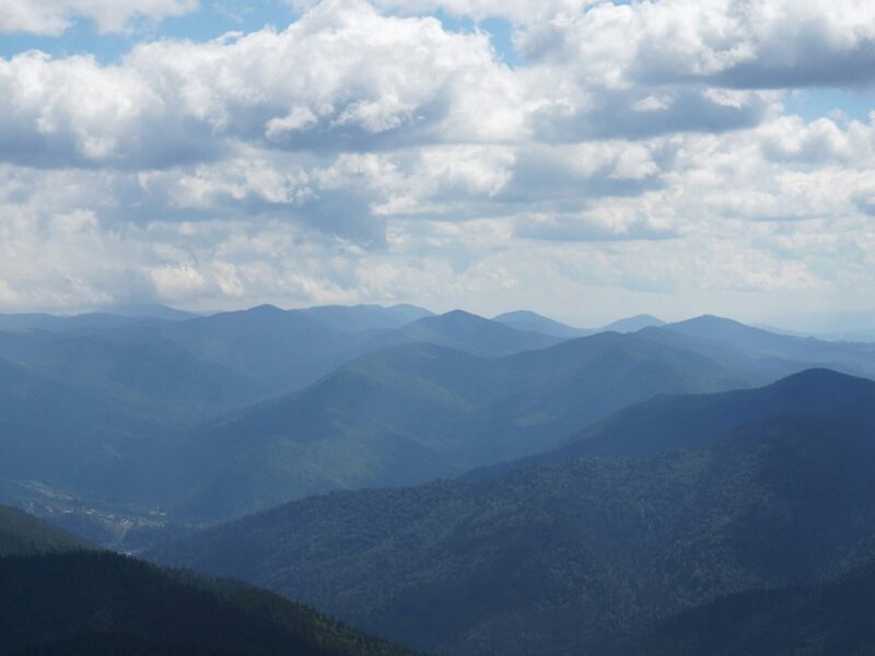 Рятувальники спустили туриста з засніженої Говерли