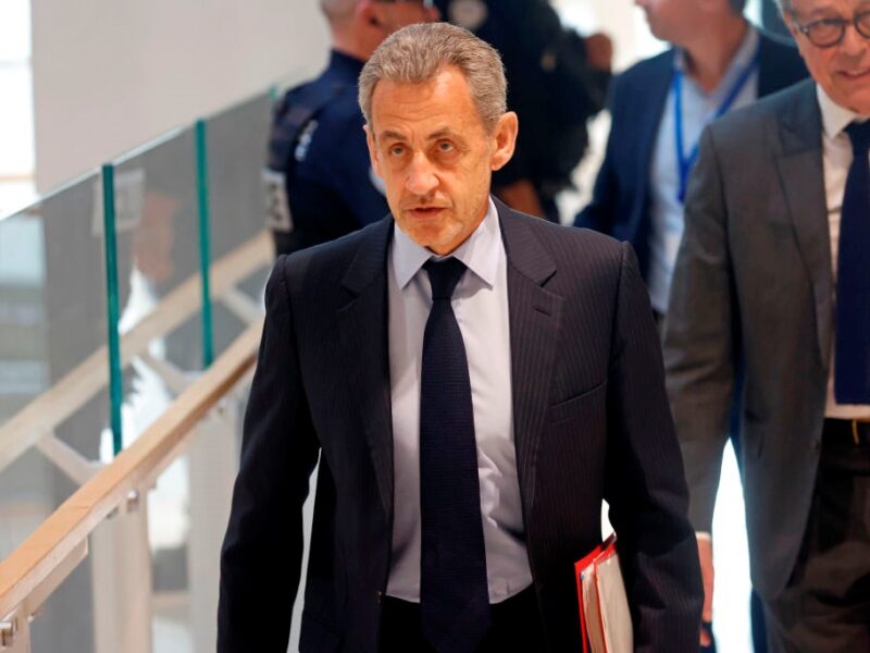 Саркозі достроково звільнили та зняли з нього електронний браслет