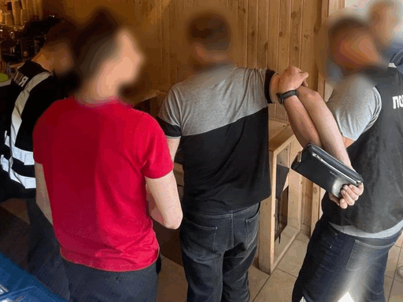 Шахрай виманював гроші у матері загиблого воїна, переконуючи, що син живий