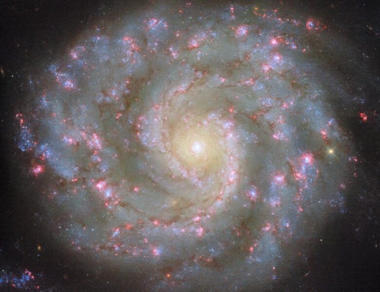 Телескоп Хаббл зробив вражаюче фото далекої галактики