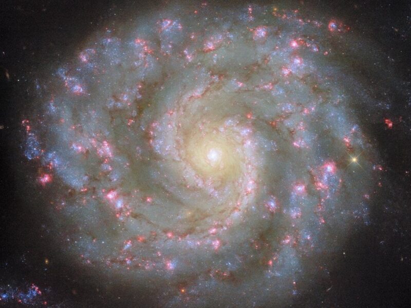 Телескоп Хаббл зробив вражаюче фото далекої галактики