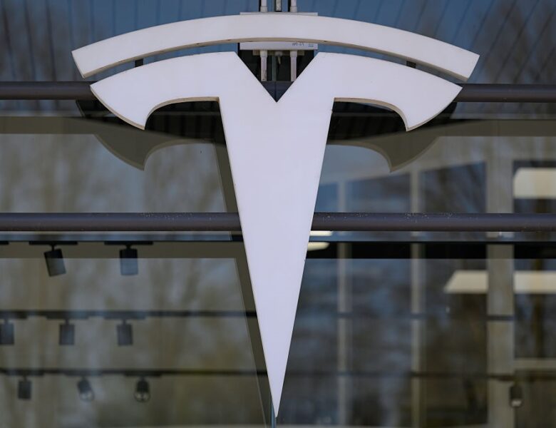 Tesla втрачає ринок Китаю через конкурента