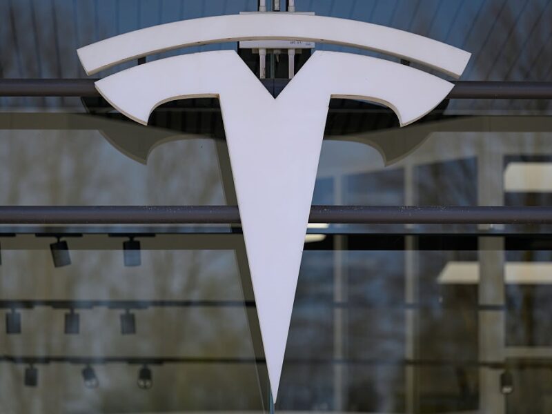 Tesla втрачає ринок Китаю через конкурента