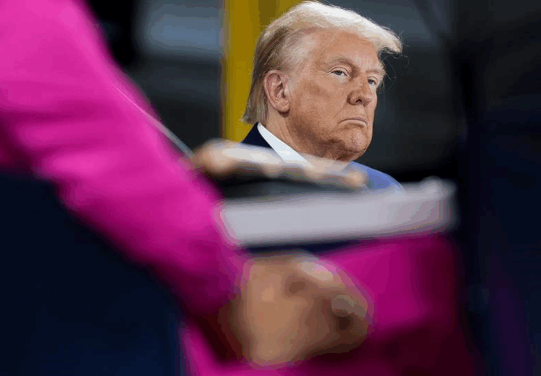 Трамп назвав “надто великим” подарований Катаром літак