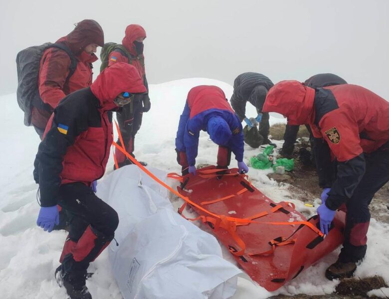 Туристи виявили в Карпатах тіло чоловіка