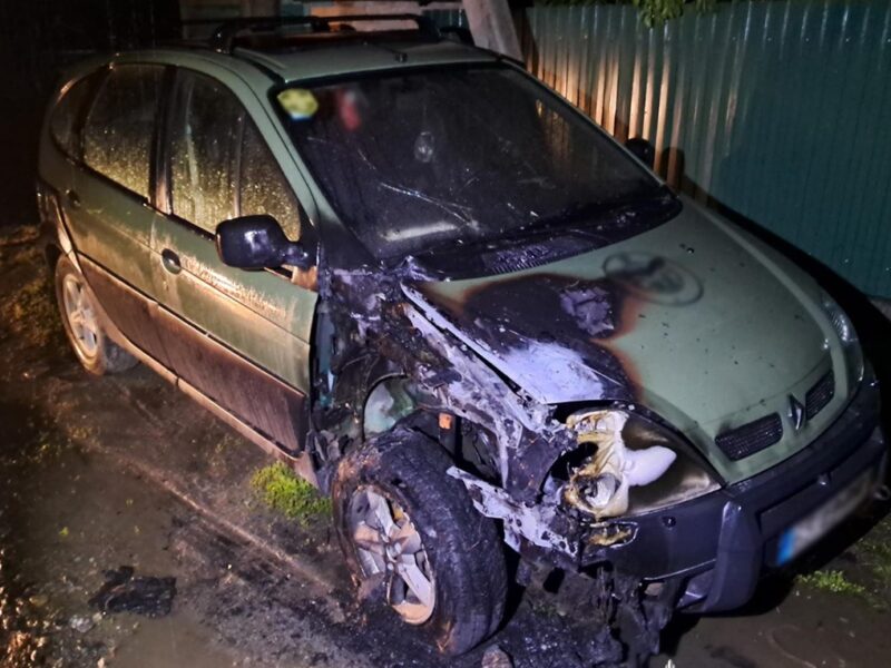 ​У Бердичеві підпалили два військових автомобілі