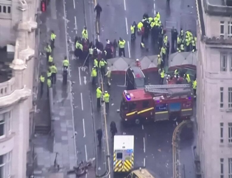 У Британії авто врізалось у натовп фанів Ліверпуля