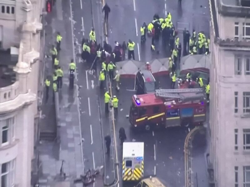 У Британії авто врізалось у натовп фанів Ліверпуля