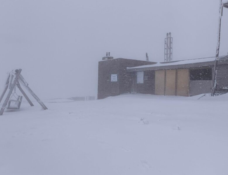 У Карпатах знову випав сніг, вдарив мороз