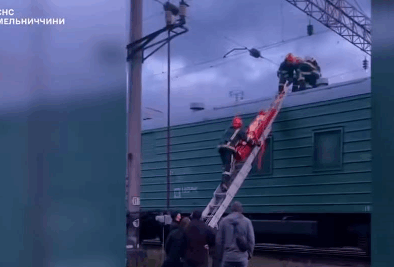 У Хмельницькому хлопця вразило струмом на вагоні