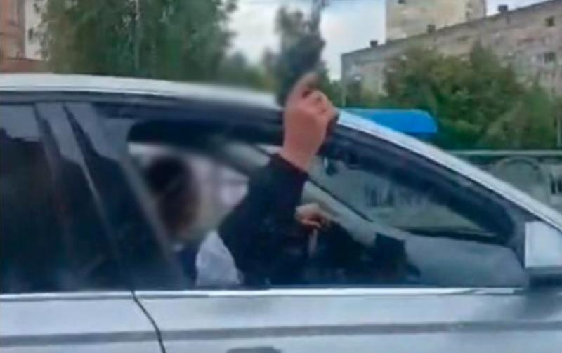 У Києві чоловіки влаштували стрілянину з вікна авто