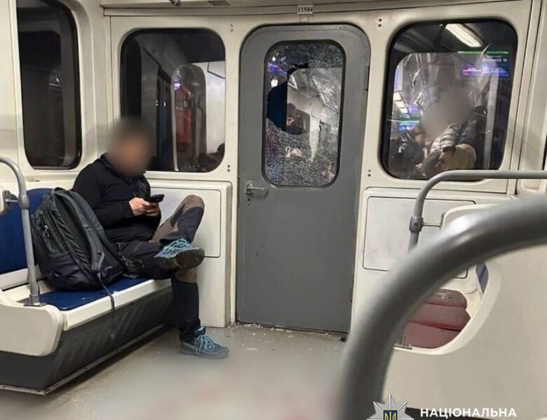 У Києві п’яний хлопець розбив скло у вагоні метро