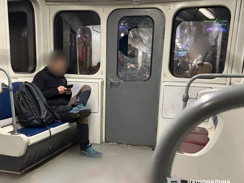 У Києві п’яний хлопець розбив скло у вагоні метро