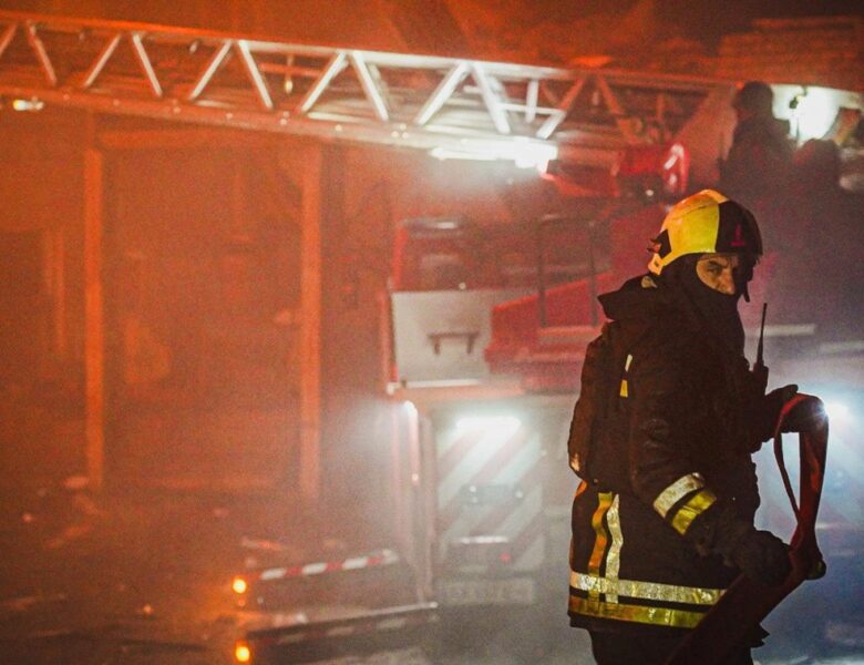 У Києві уламки дронів вцілили у житловий будинок