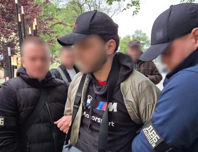 У Києві власник барбершопу допомагав клієнтам тікати від мобілізації