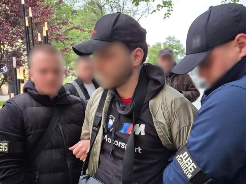 У Києві власник барбершопу допомагав клієнтам тікати від мобілізації