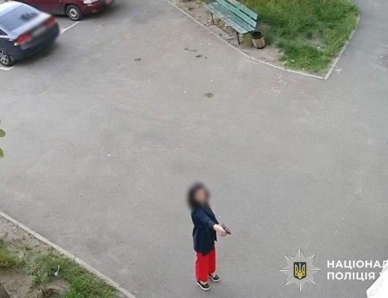 У Києві жінка стріляла по дверях багатоповерхівки