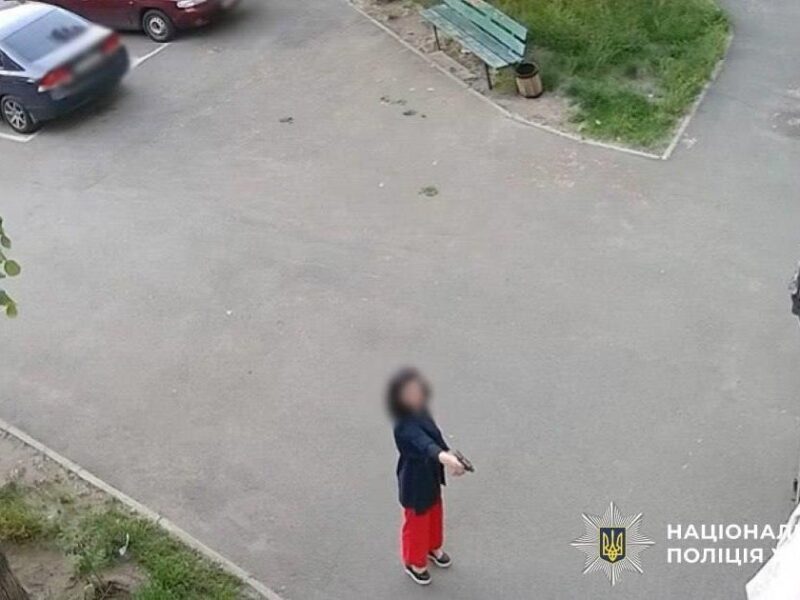 У Києві жінка стріляла по дверях багатоповерхівки
