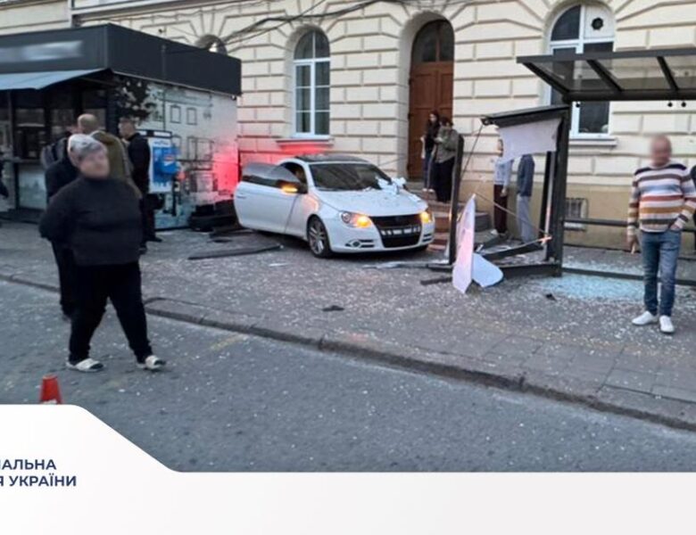 У Львові водій протаранив зупинку: постраждала дівчина
