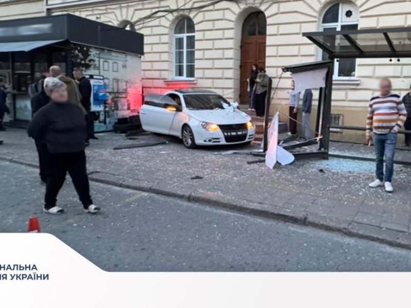 У Львові водій протаранив зупинку: постраждала дівчина