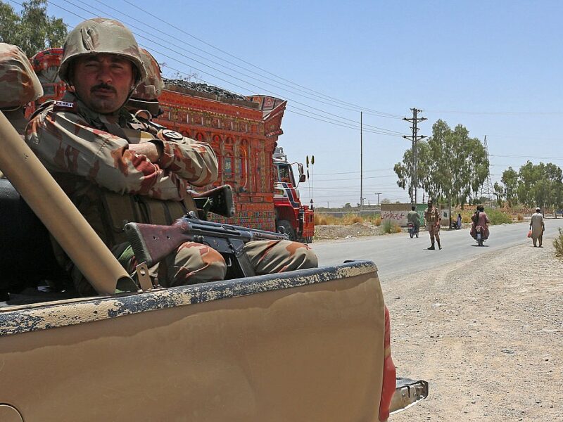 У Пакистані терорист підірвав шкільний автобус: серед жертв є діти