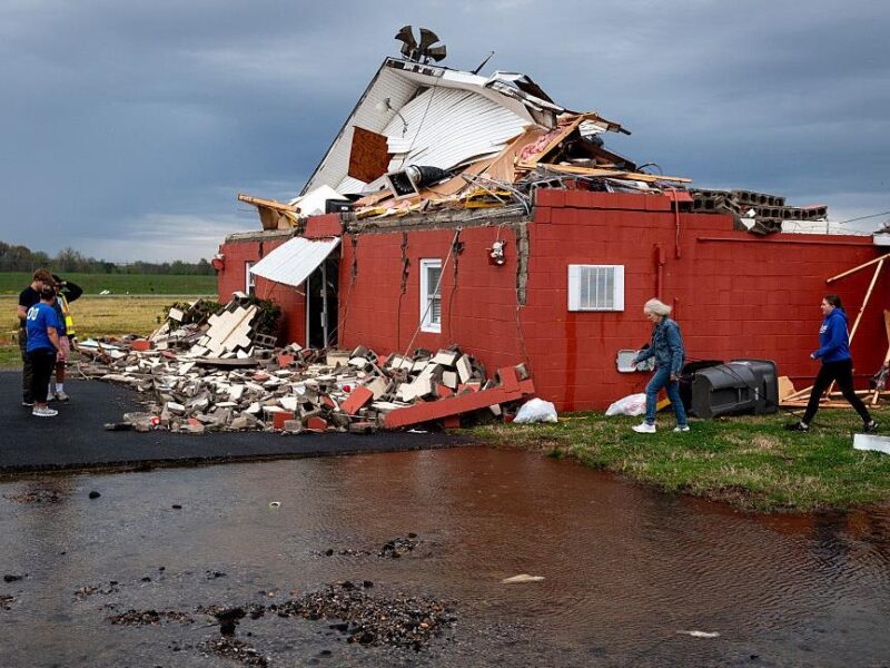 У США десятки людей стали жертвами торнадо