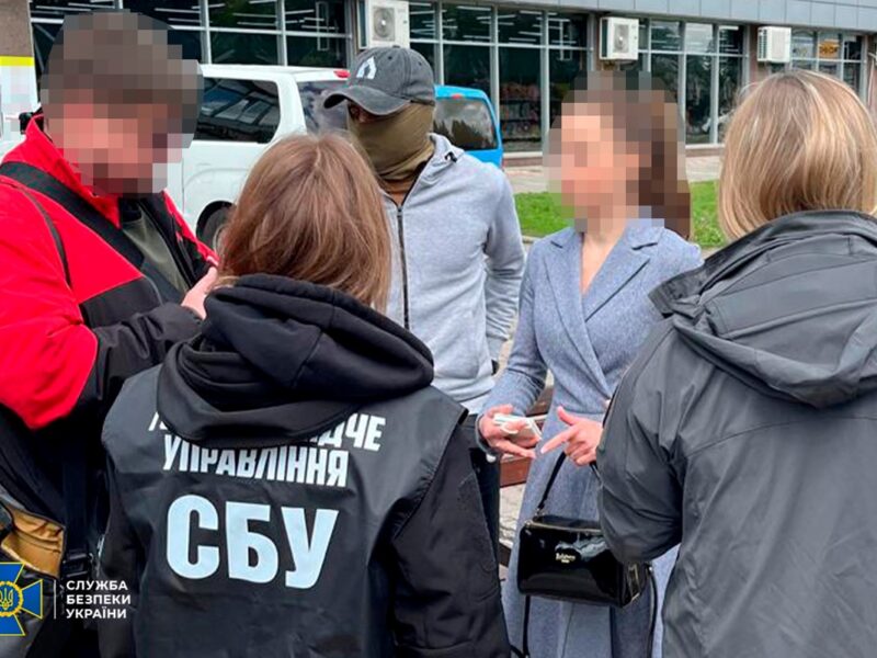 У Сумах на вимаганні хабаря затримали посадовицю вишу
