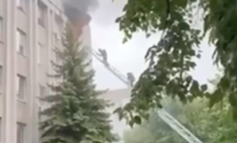 У Вінниці загорілася будівля ТЦК