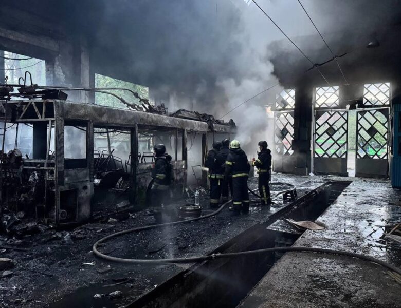 Удар на Харкову: пошкоджено понад 30 будинків і транспортне депо