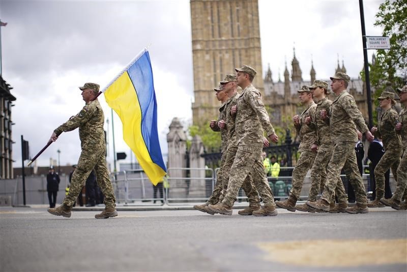 Українські воїни під оплески крокували на параді в Лондоні
