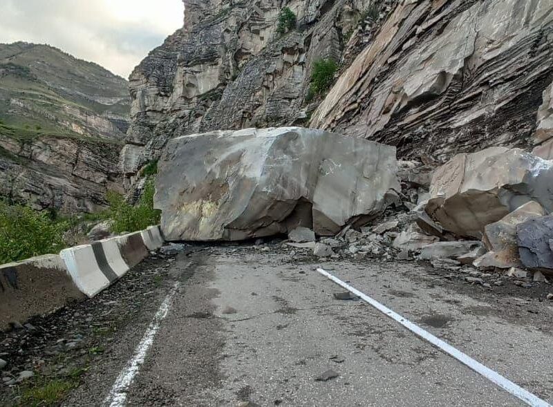 В Дагестані обвал скелі “відрізав” від світу понад 50 сіл
