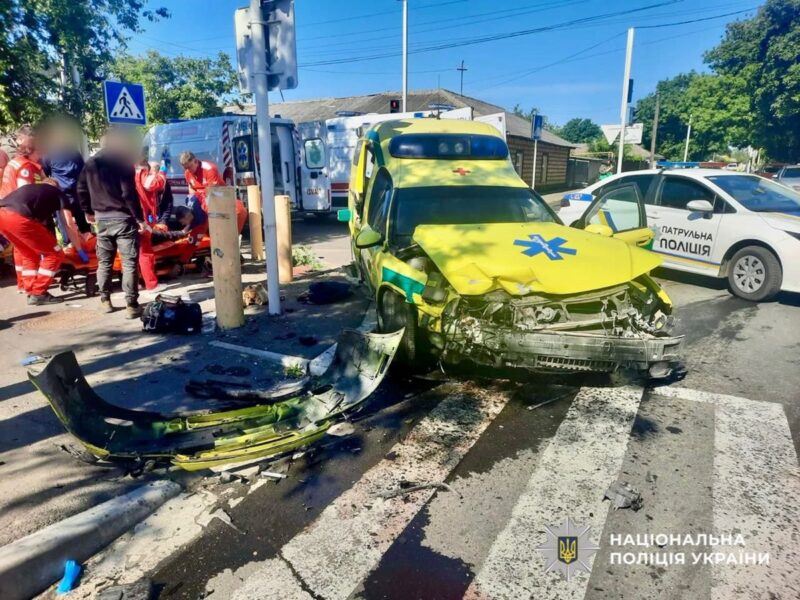 В Ізмаїлі швидка зіткнулася з легковиком, є жертва та постраждалі