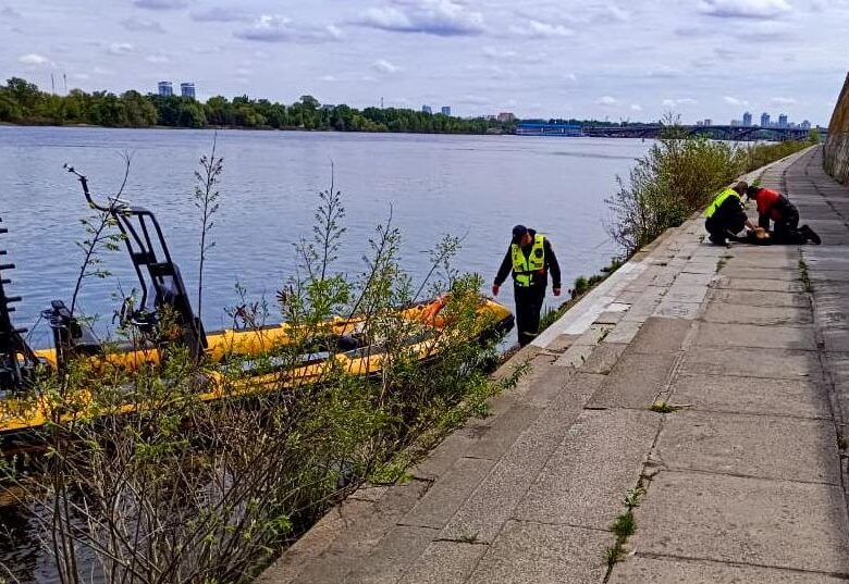 В Києві жінка впала в Дніпро з Пішохідного мосту