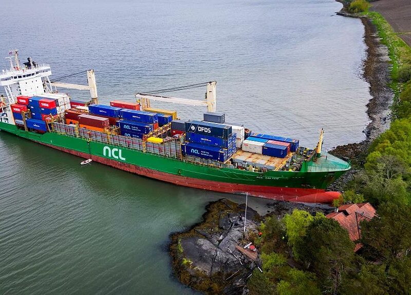 В Норвегії вантажне судно “в’їхало” в сад місцевого жителя