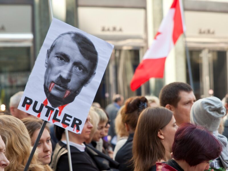 В Росії заборонили меми з Путіним в образі Гітлера