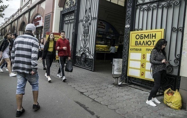 В Україні знову зросли офіційні курси долара і євро