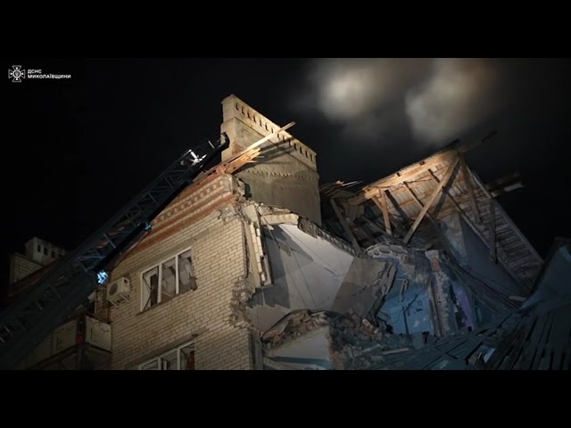 Миколаїв: унасладок нічної атаки БпЛА сталося влучання в житловий будинок. Виникла пожежа.