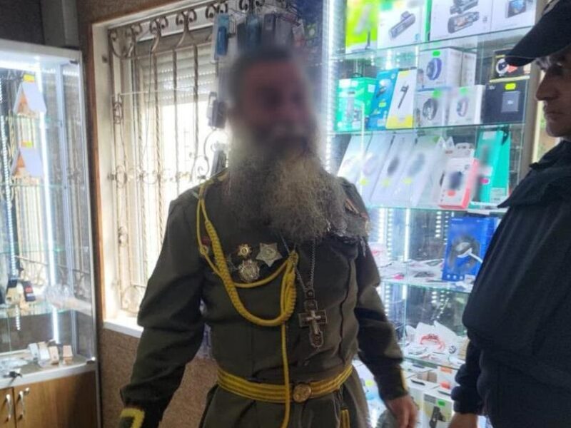 Затримано священника УПЦ МП, що вбрався в радянську форму