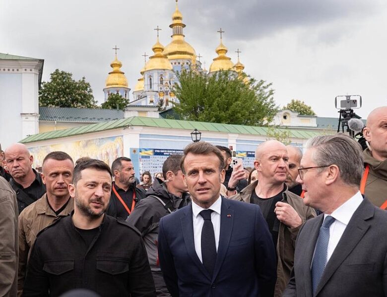 Зеленський, Макрон і Стармер погуляли в центрі Києва