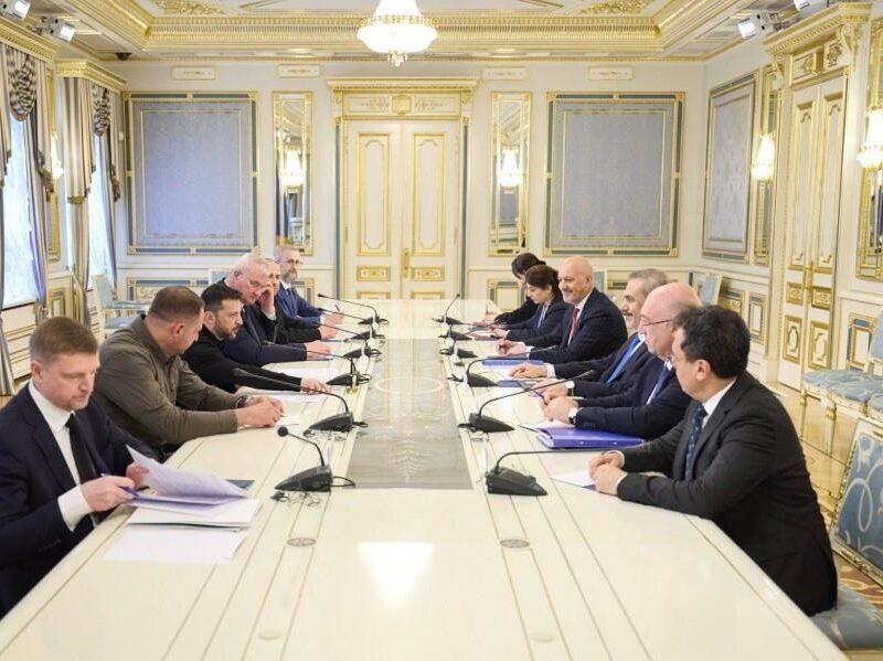 Зеленський зустрівся з главою МЗС Туреччини