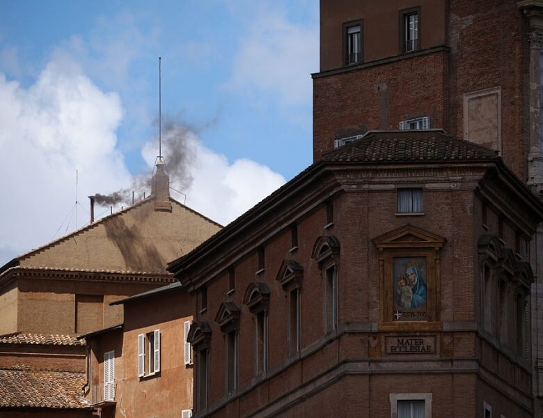 Знову чорний дим: кардинали не дійшли згоди щодо нового Папи