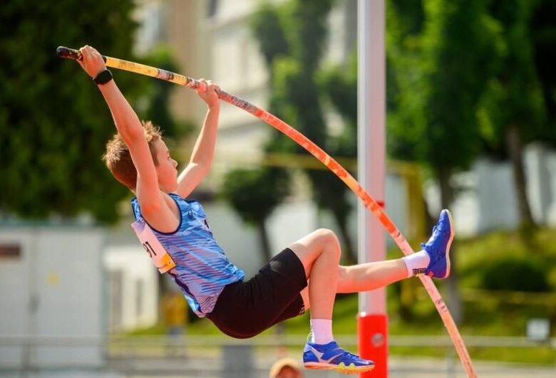12-річний українець у стрибках із жердиною переступив висоту Дюплантіса