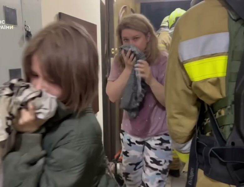 Президент України показав відео ліквідації наслідків сьогоднішньої атаки на Київ