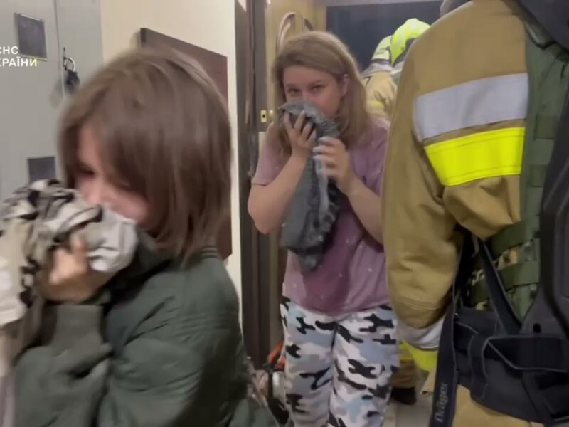 Президент України показав відео ліквідації наслідків сьогоднішньої атаки на Київ