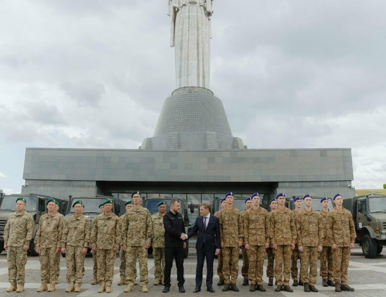 Глава МЗС Німеччини передав допомогу підрозділам МВС України