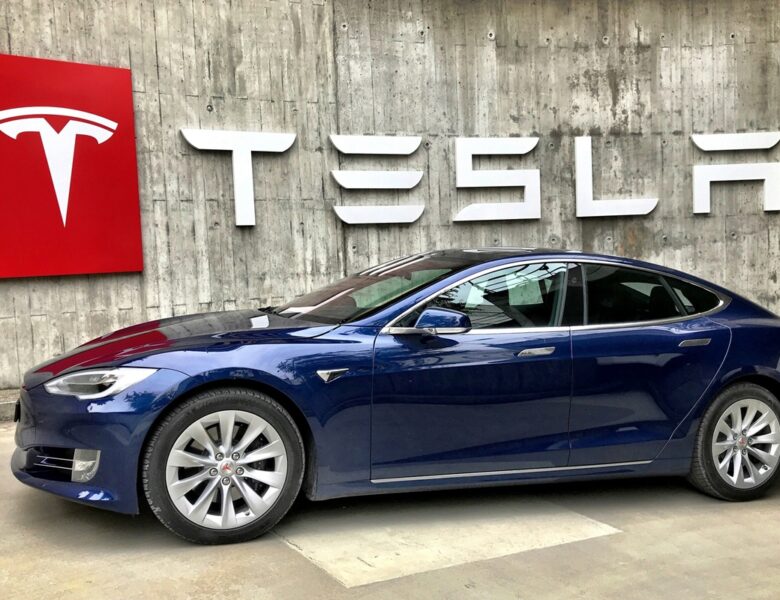 Акції Tesla падають на тлі суперечки Маска з Трампом