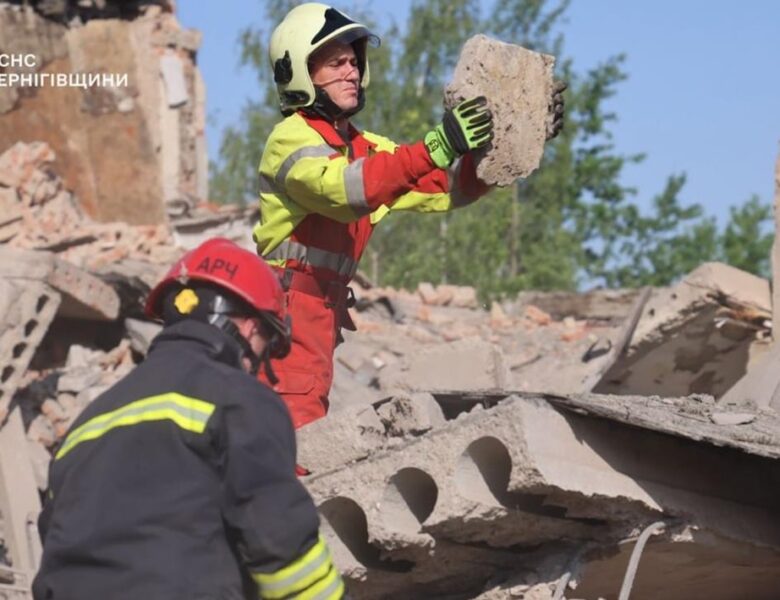 Атака на Чернігів: з-під завалів деблокували тіло