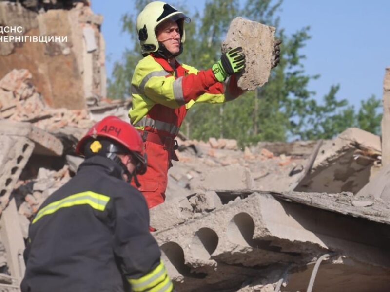 Атака на Чернігів: з-під завалів деблокували тіло
