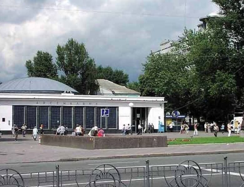 Біля метро в Києві виявили труп чоловіка