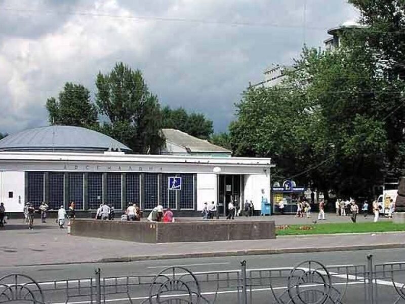 Біля метро в Києві виявили труп чоловіка